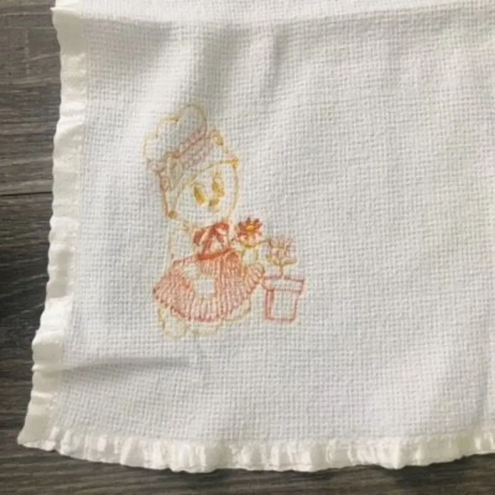 vtg waffle weave baby blanket satin trim white embroidered duck‎ flower 38x21in